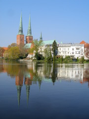 Fototapeta na wymiar Lübeck, Mühlenteich und Dom