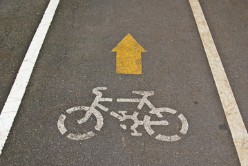Obraz premium Bike sign on the road, Bike way in the park