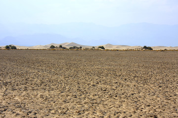 Dünen im Hintergrund einer Wüstenlandschaft