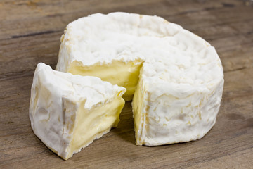 Brie angeschnitten
