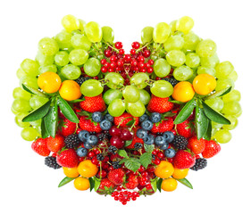 frische beeren und früchte bilden eine herz form