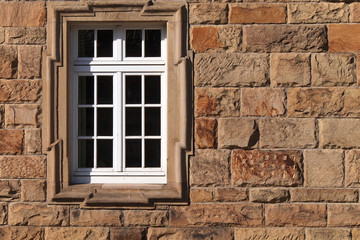 Fototapeta na wymiar Sandsteinwand mit Fenster
