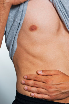 Mann h&auml;lt sich den Bauch vor Schmerz
