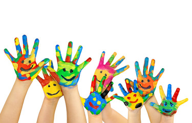 viele bemalte bunte Kinderhände