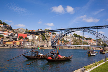 Fototapeta na wymiar Tradicional rocznika portów transportem łodzi w pobliżu słynnego mostu P