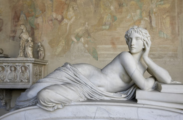 Sculpture of a beautiful woman in Pisa - obrazy, fototapety, plakaty