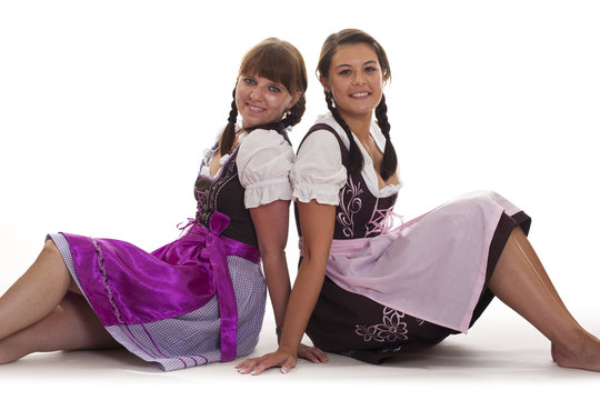 Frauen in Tracht sitzen auf dem Boden,
