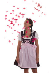 Rosenblätter regnen auf eine Frau in Tracht,