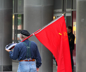 Hombre con la bandera de la Unión Soviética en la calle