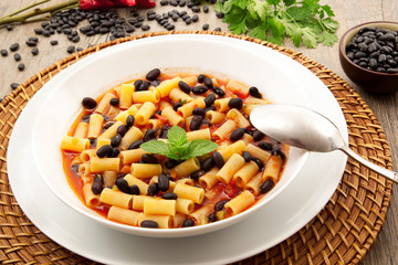 minestra di pasta e fagioli neri