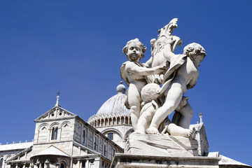 Fototapeta na wymiar Stemma e statua piazza dei Miracoli, Pisa
