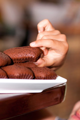 Gourmand chipant un petit gâteau