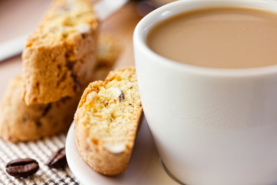 Coffee with milk and cantuccini