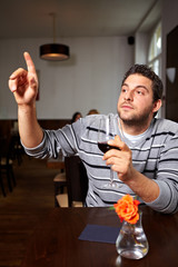 Mann im Restaurant ruft Kellner