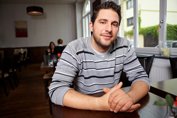Mann sitzt im Restaurant