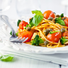 Spaghetti with cherry tomatoes, capers and broccoli
