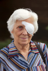 Seniorin mit Augenklappe