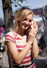 Blonde Frau in Warnemünde