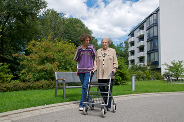 Ältere Dame mi Rollator