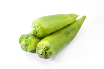 Pimiento verde en fondo blanco