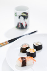 Sushi sobre fondo blanco