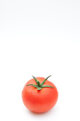 tomate sobre fondo blanco
