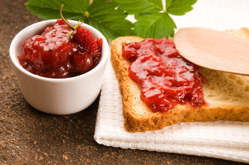 Obraz premium Wild strawberry jam with toast