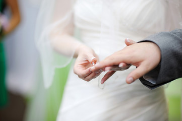Obraz na płótnie Canvas Bride umieszczenie obrączkę na palec pana młodego
