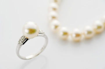 真珠の指輪とネックレス