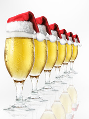 Bierglasreihe mit Weihnachtsmützen 2