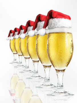 Bierglasreihe mit Weihnachtsm&uuml;tzen
