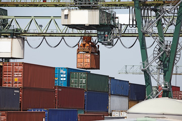 Container Verladung durch Hafenkran