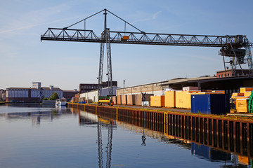 Hafenlandschaft mit Kran und Containern