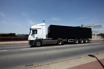 Fototapeta na wymiar Ciężarówka w ruchu 4