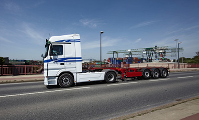 Fototapeta na wymiar Ciężarówki w obszarze portu