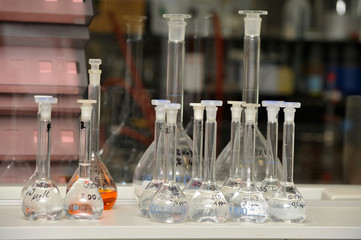 Loborzubehör - Erlenmeyerkolben mit Chemikalien