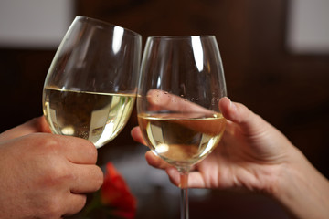 Weingläser prosten sich zu