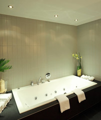 Badewanne mit bereitliegenden Handtüchern und Dekoration