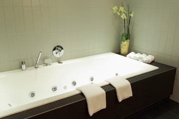Wellnessbereich mit Badewanne und schöner Dekoration