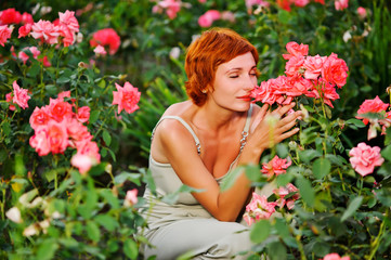 Obraz na płótnie Canvas woman in a garden of roses