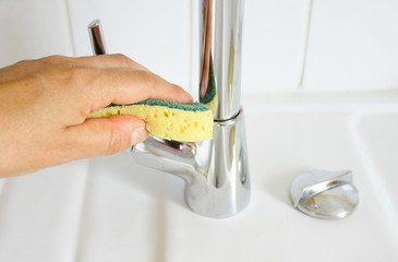 nettoyer le robinet de la cuisine