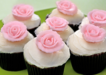 Cupcakes With Pink Roses