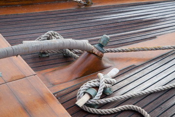 An Deck eines alten Bootes