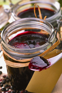 selbstgemachter Holunder Gelee in Gl&auml;sern mit frischen Fr&uuml;chten