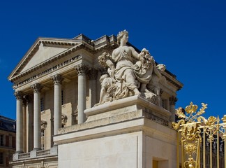 statue à l'entrée du château de Versailles