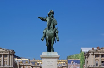 Fototapeta premium statue équestre Louis XIV chateau de Versailles (France)