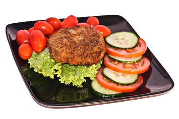 Kotlet with minced meat, trimmed of tomato and cucumber.