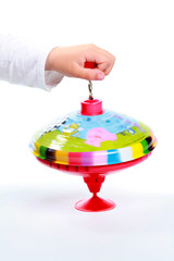 Kind spielt mit Spielzeug Kreisel - 34703606
