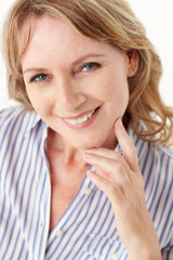 Fototapeta premium Mid age woman head and shoulders