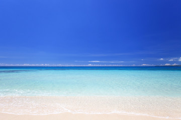 コマカ島の透き通る海と紺碧の空